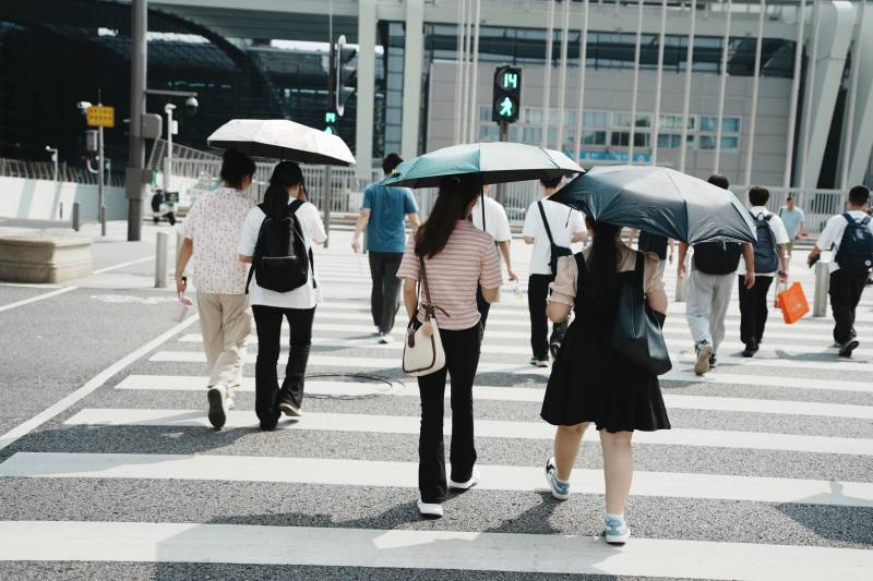 夏日行人过马路
