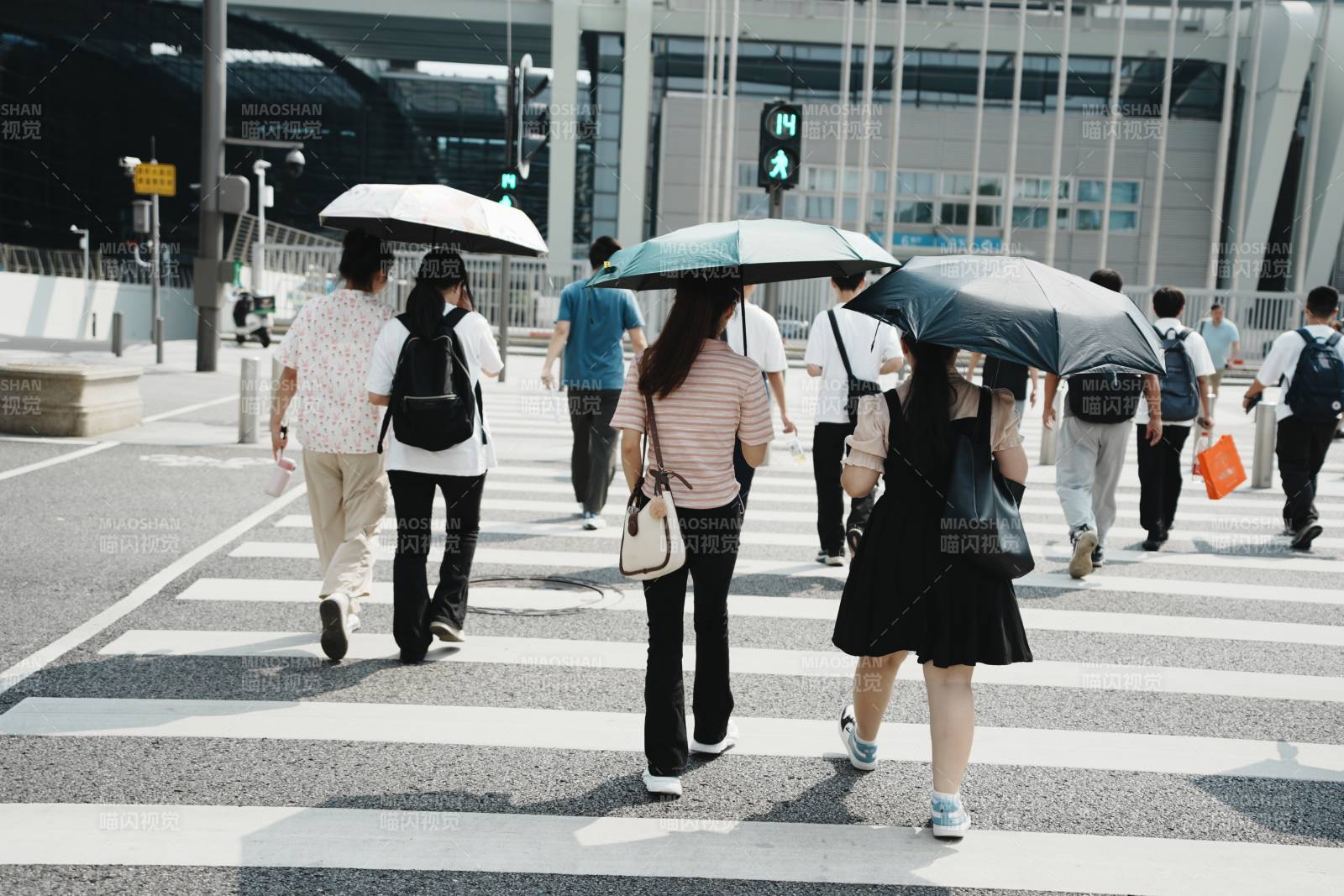 夏日行人过马路