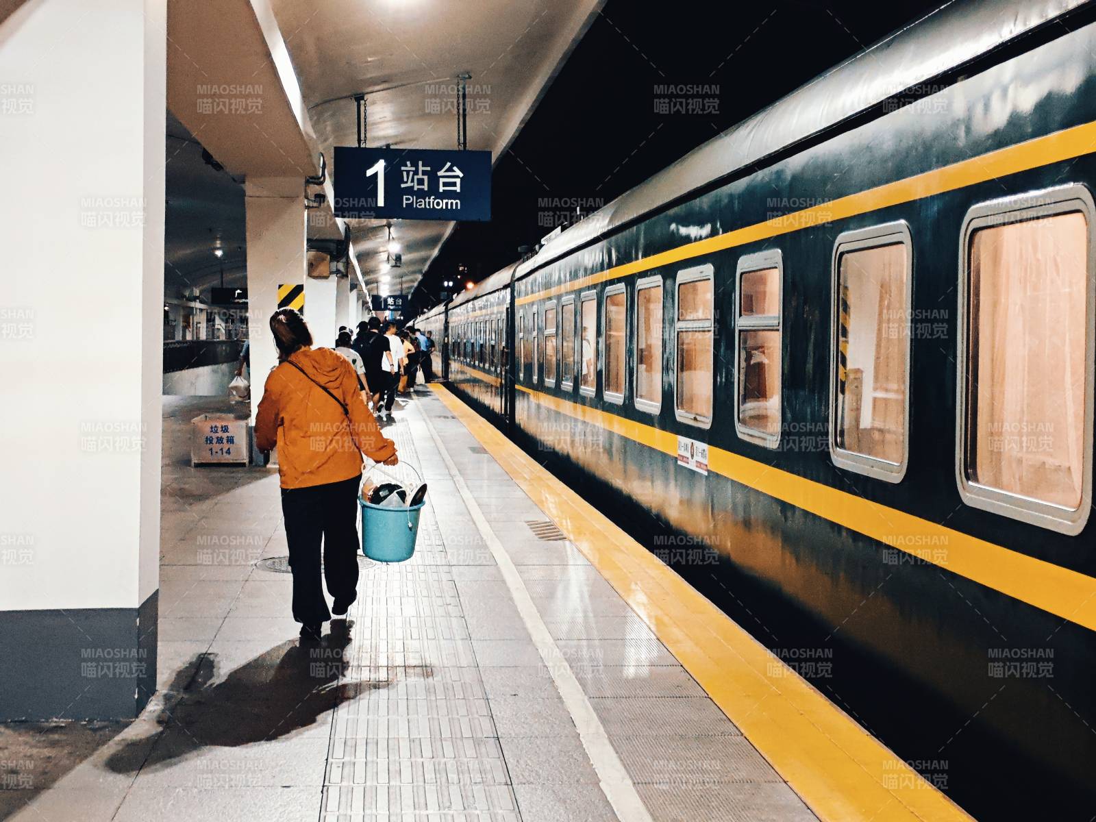 火車站臺上的乘客