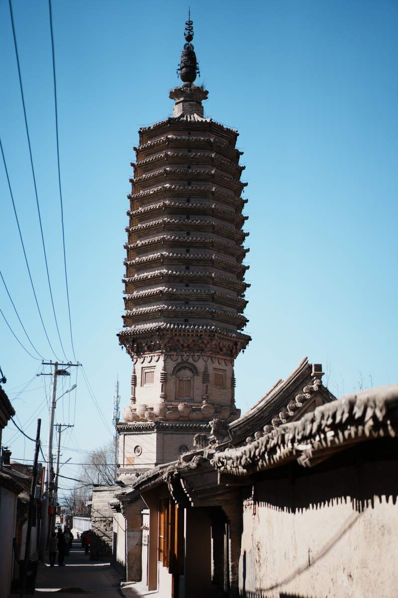 古塔聳立在巷子盡頭