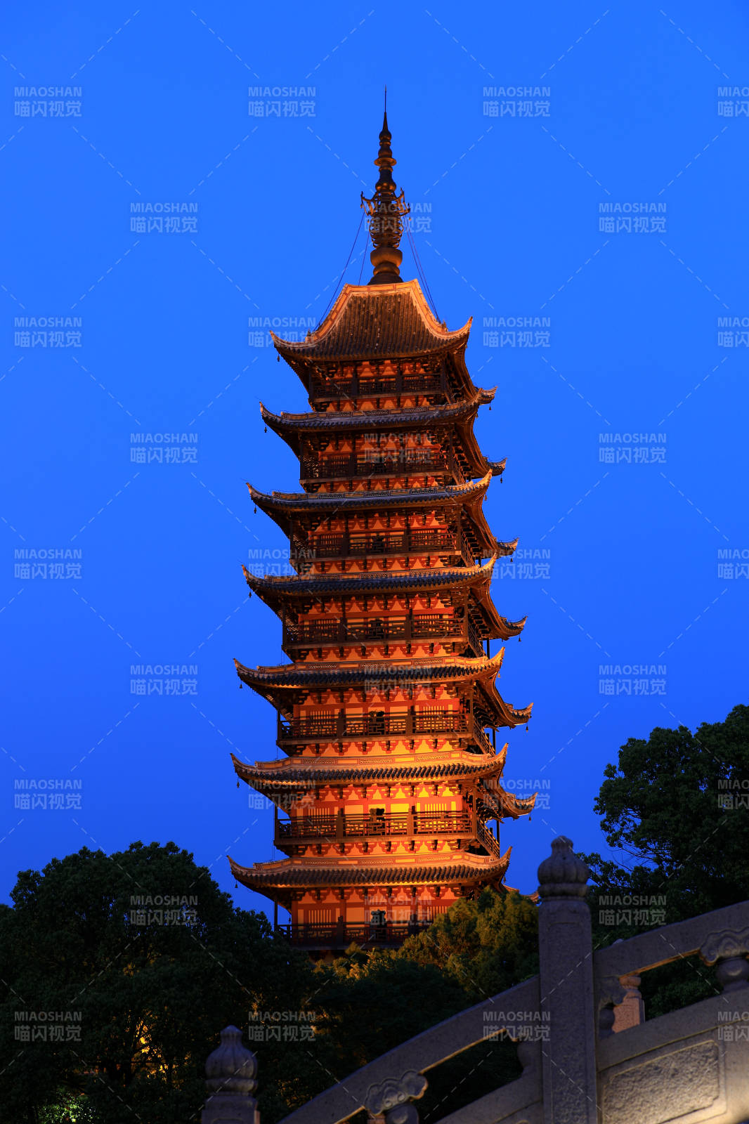 夜色中的常熟方塔
