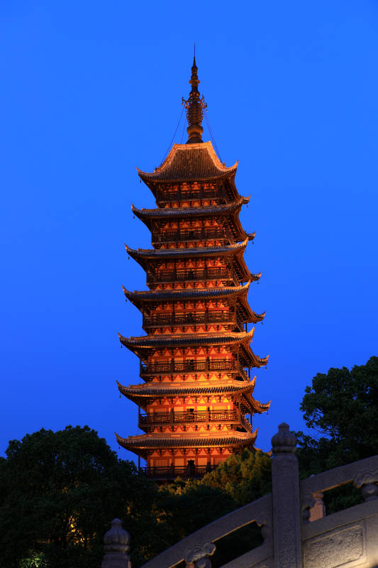 夜色中的常熟方塔