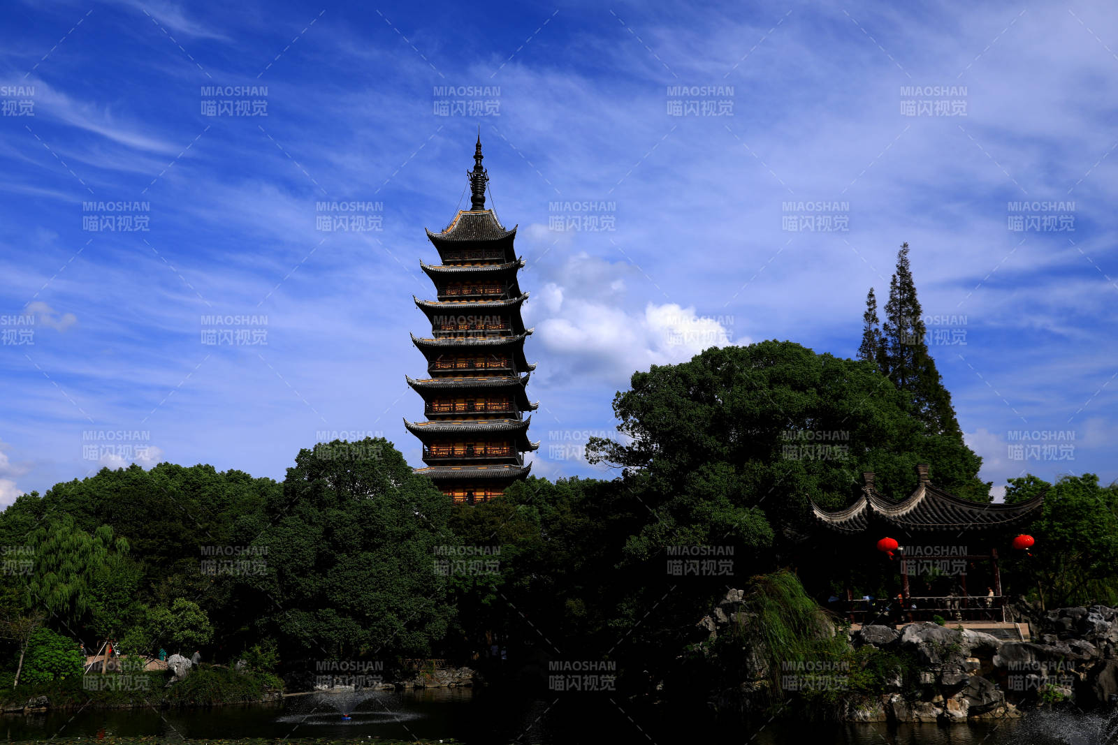 古塔映湖光