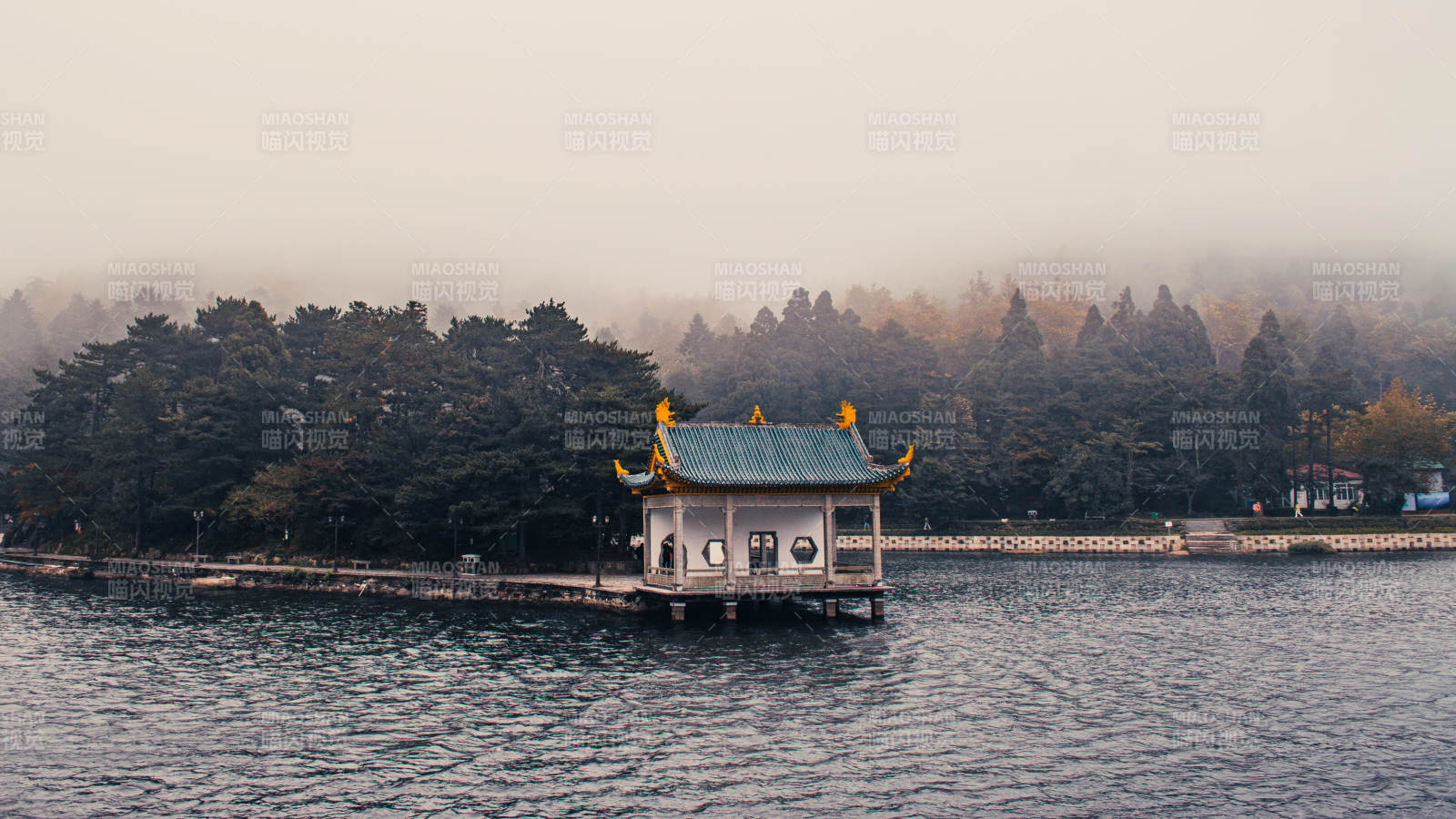 湖中亭閣