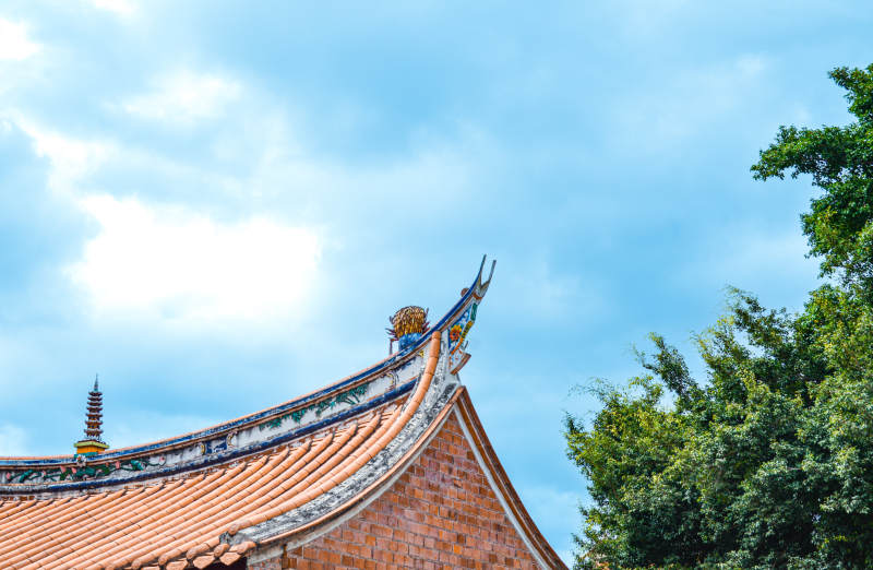 古寺屋頂與藍(lán)天