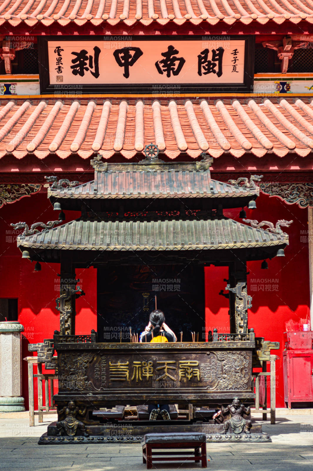 寺廟香爐前的虔誠信徒