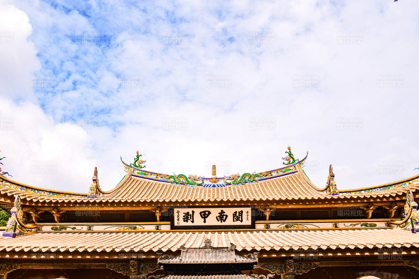 寺廟屋頂與藍天