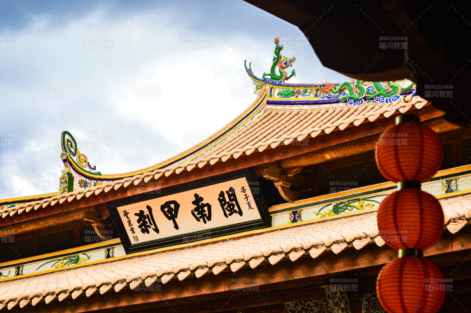 寺廟屋檐下的燈籠