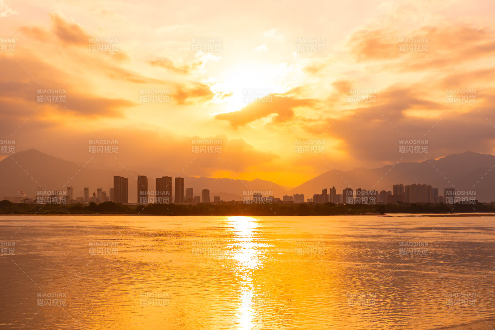 夕陽下的城市剪影