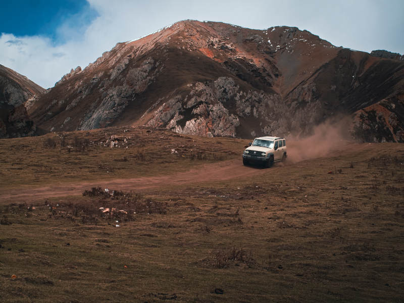 越野車馳騁山間