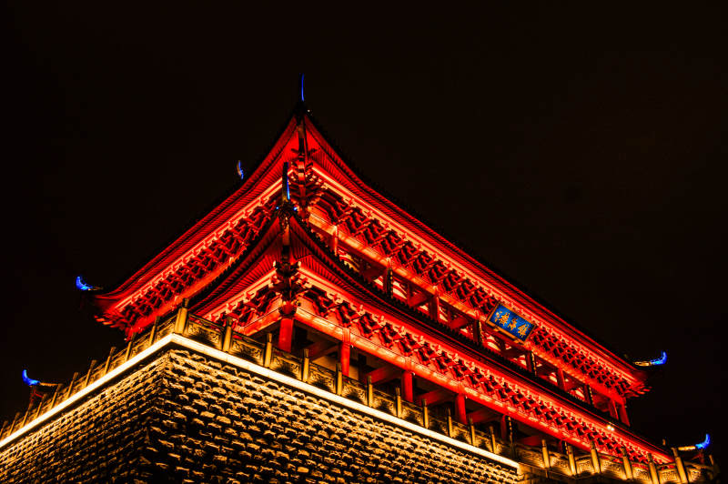 夜色中的古塔