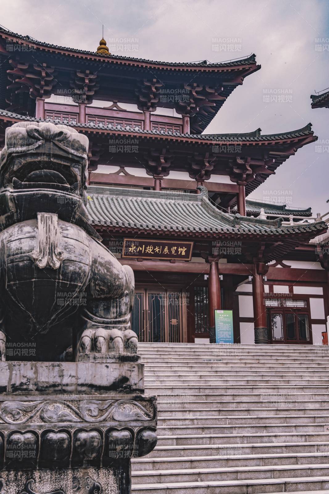 古寺石獅迎賓圖