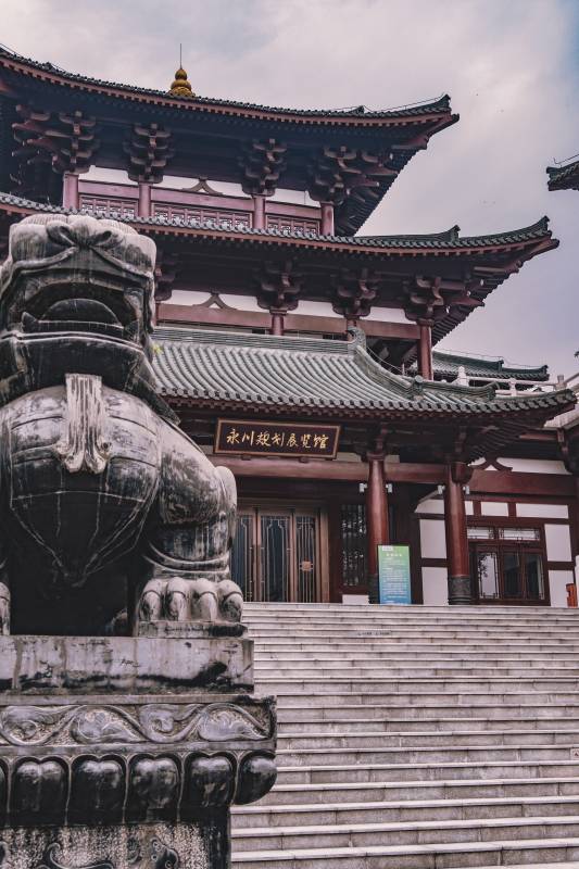 古寺石獅迎賓圖