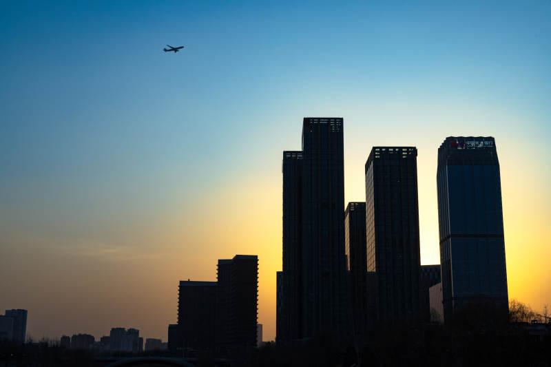 夕陽下的城市剪影