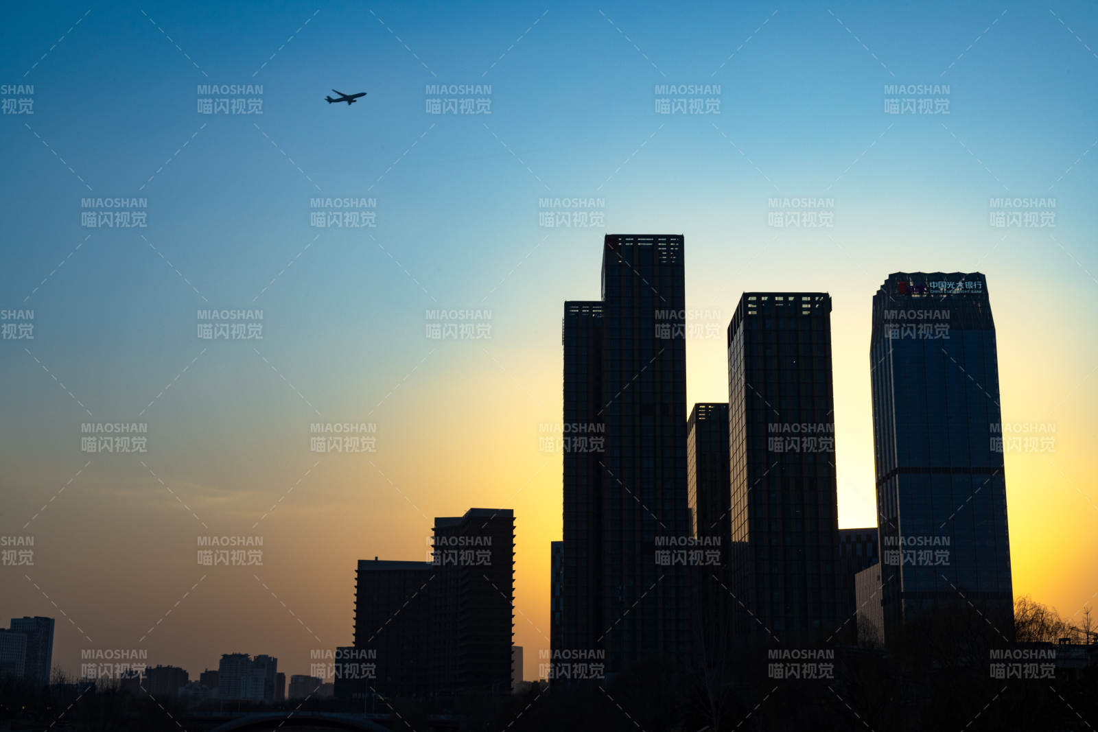 夕陽下的城市剪影