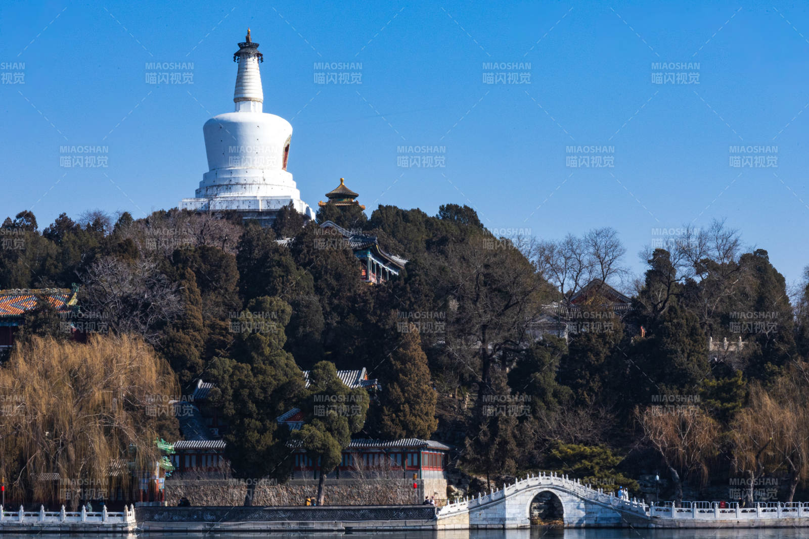 白塔湖光