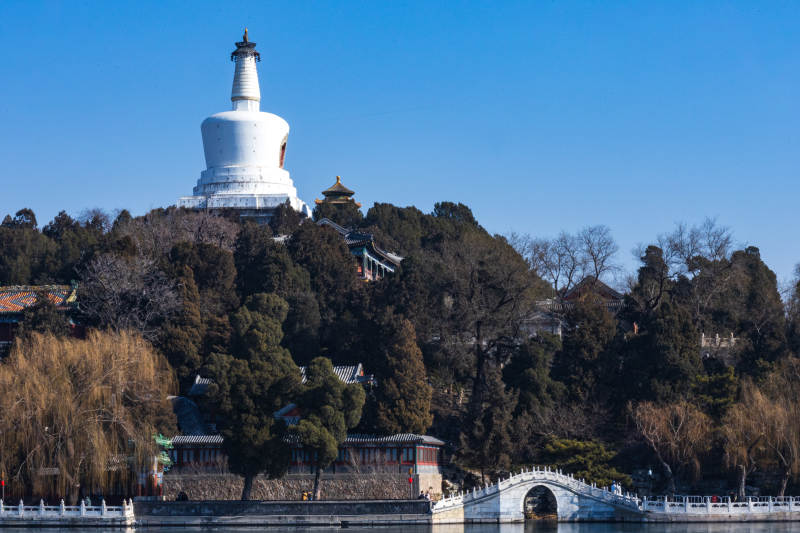白塔湖光