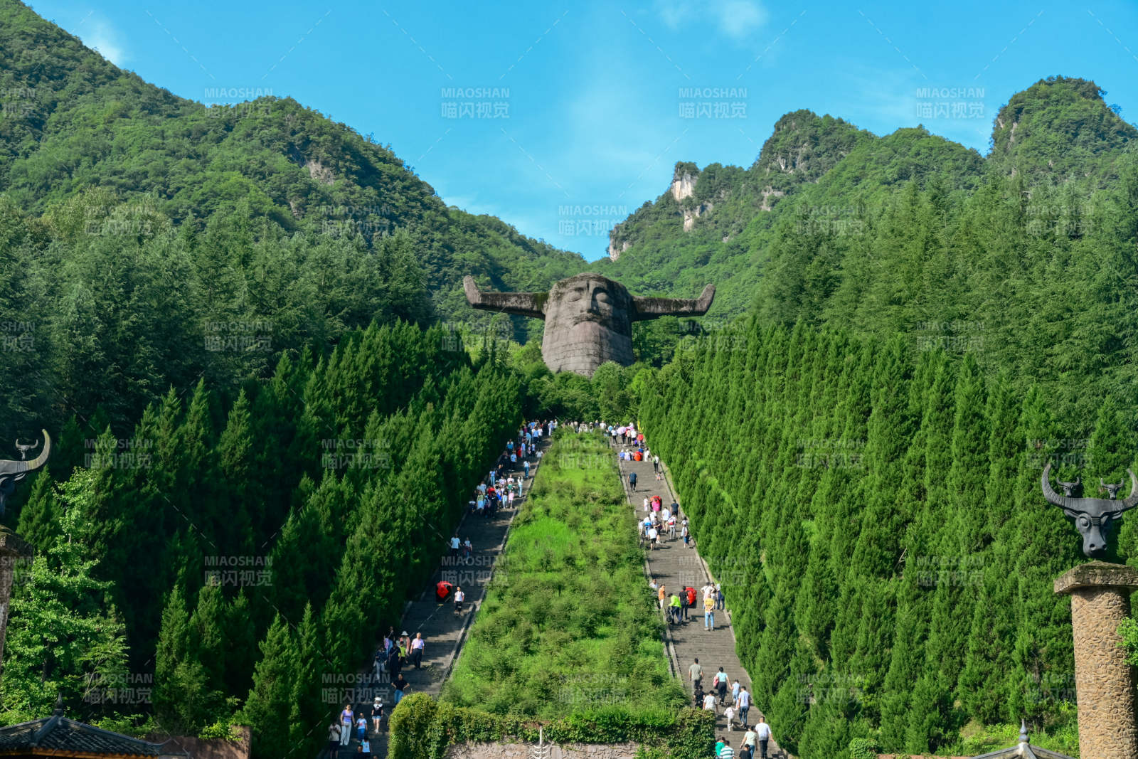 登山游人如織 雕像巍峨
