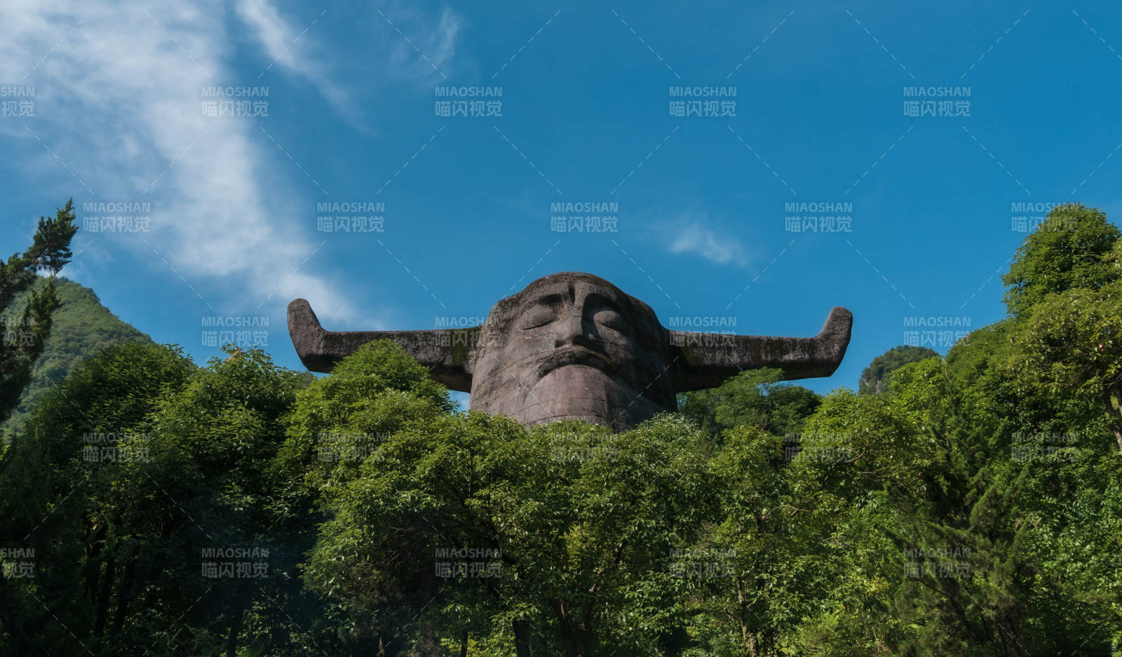 山林中的巨石雕像