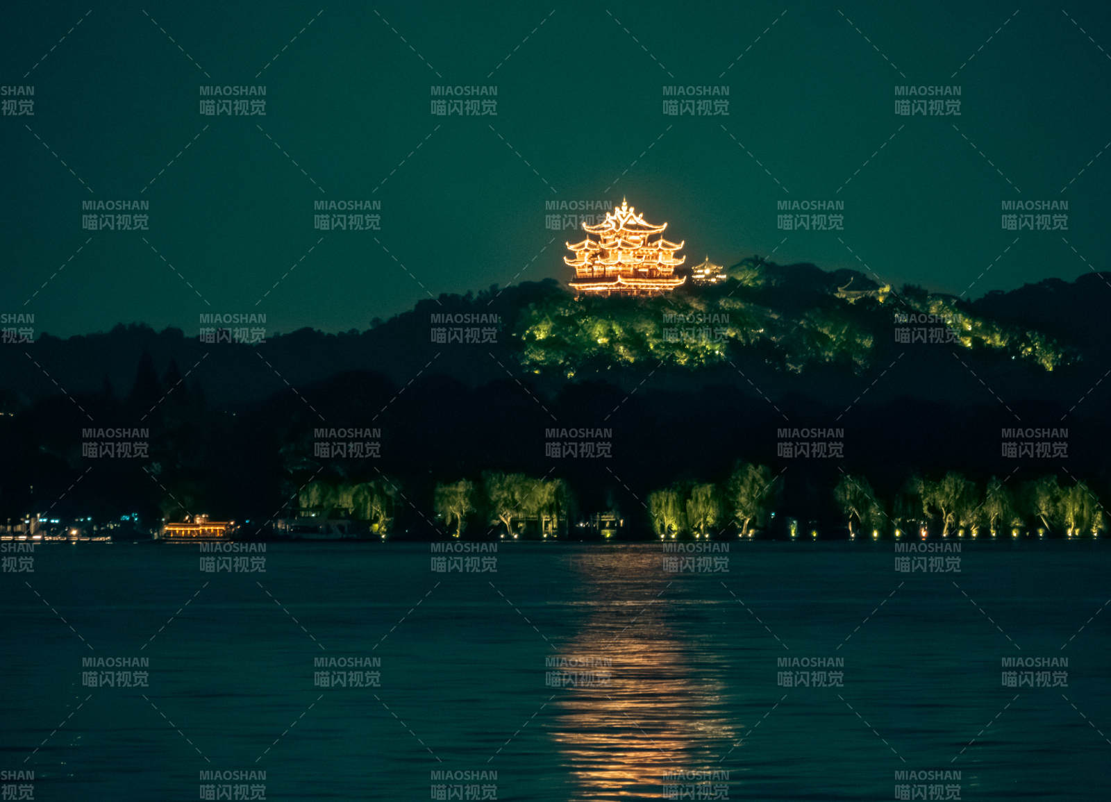 夜色中的湖畔古塔