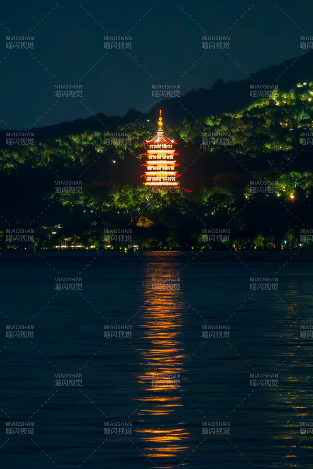 夜色中的雷峰塔