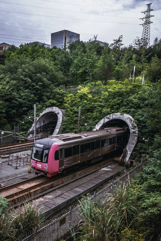 火車出隧道