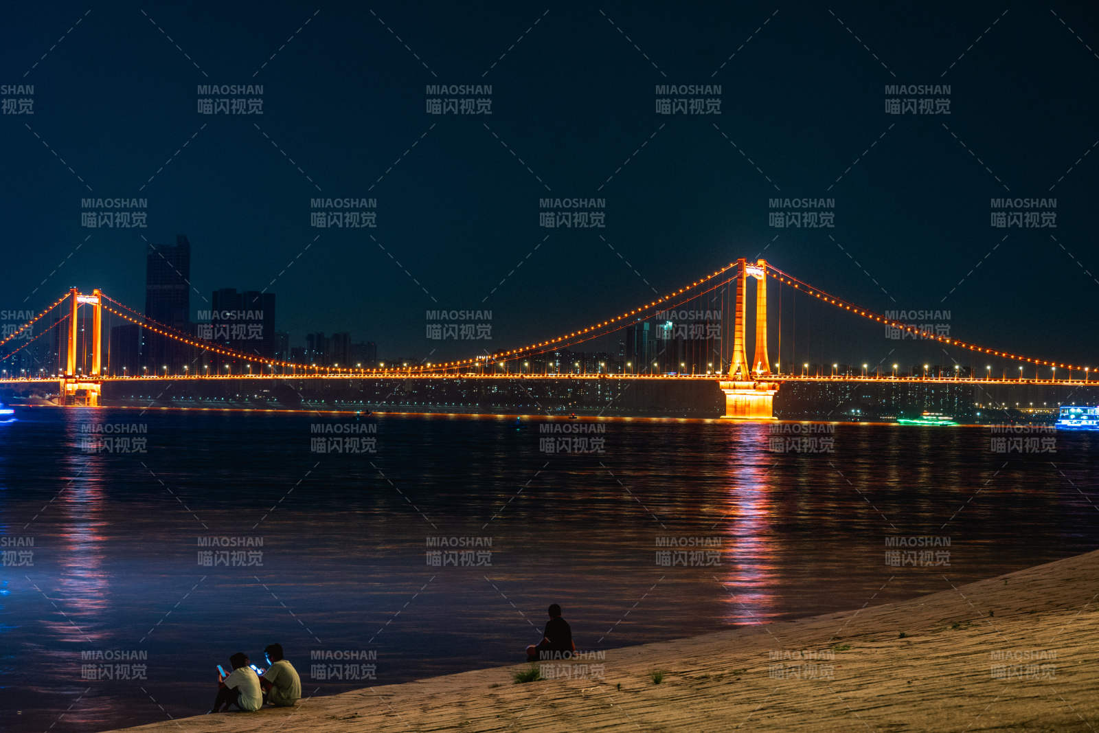 夜色江邊橋