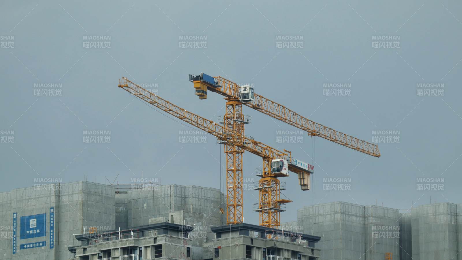 建筑工地上的起重機