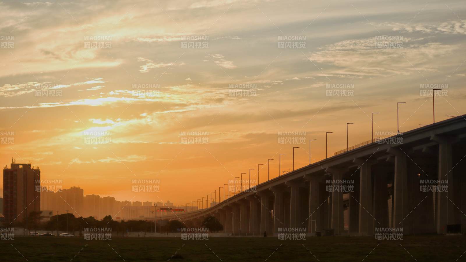 夕陽下的城市橋梁