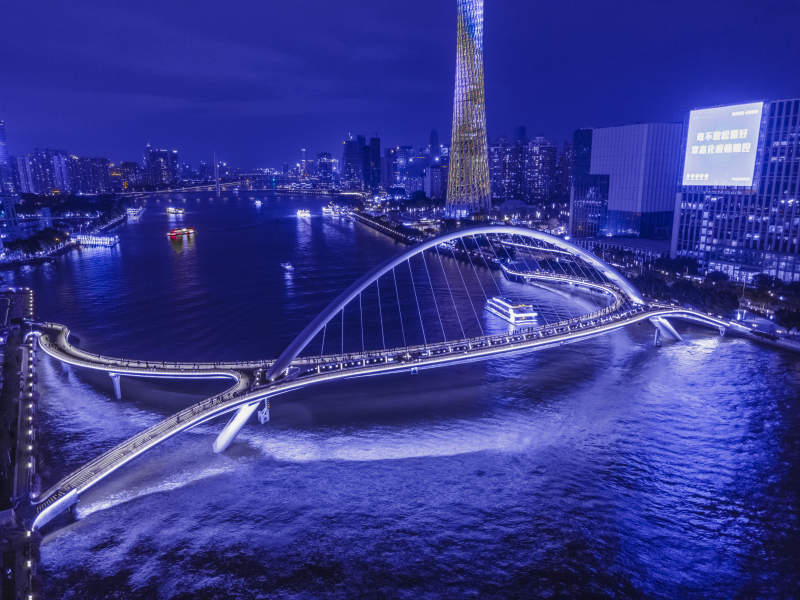 夜色下的城市桥梁