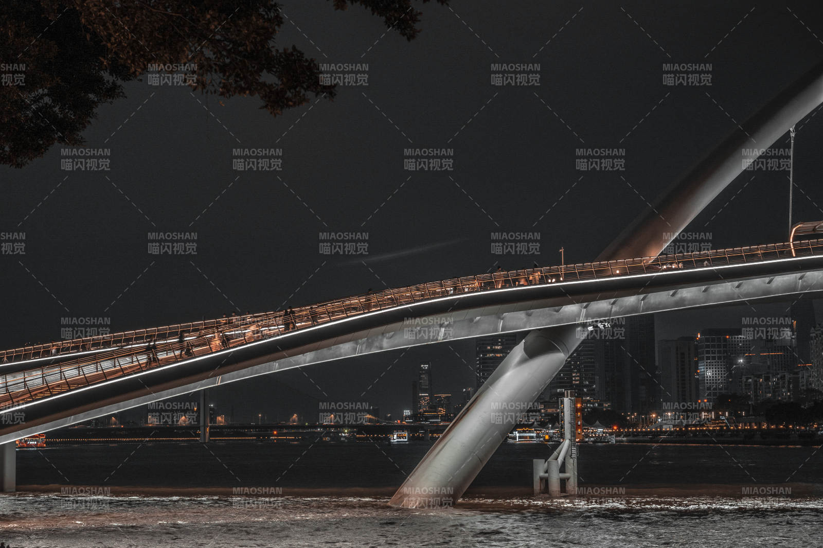 夜色中的城市橋梁
