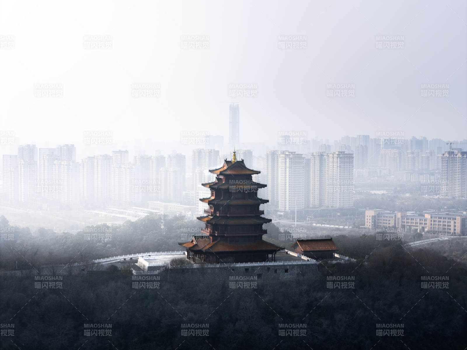 古塔與現(xiàn)代城市的對(duì)比