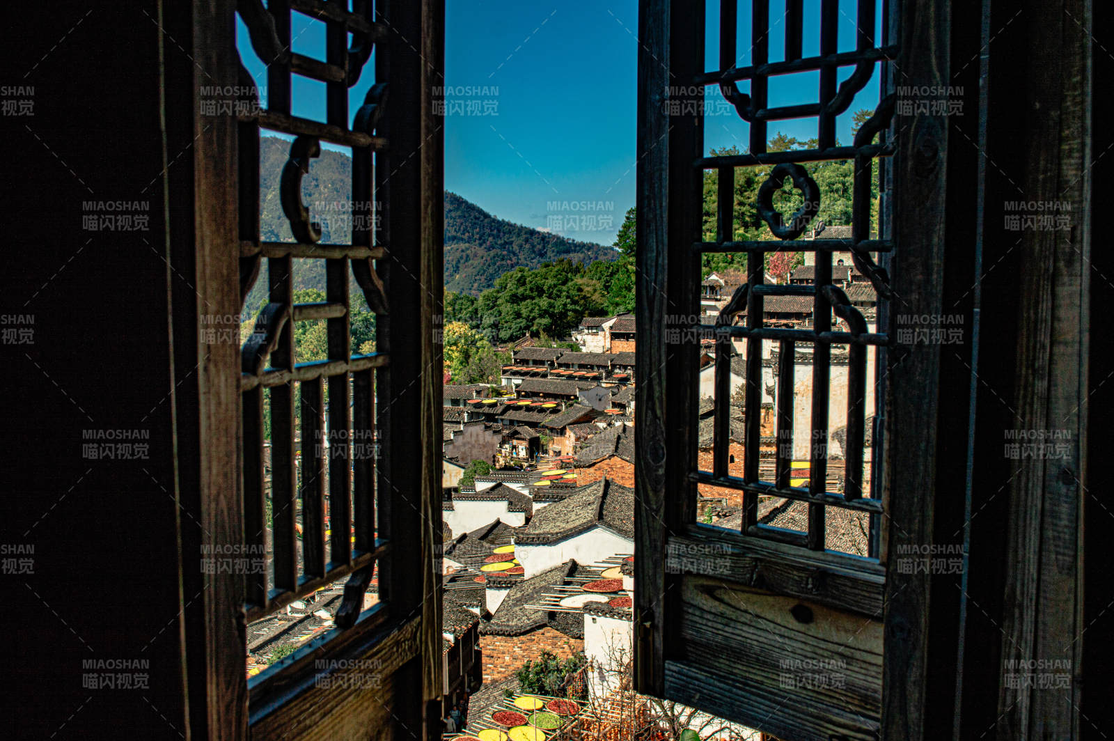 古村窗景