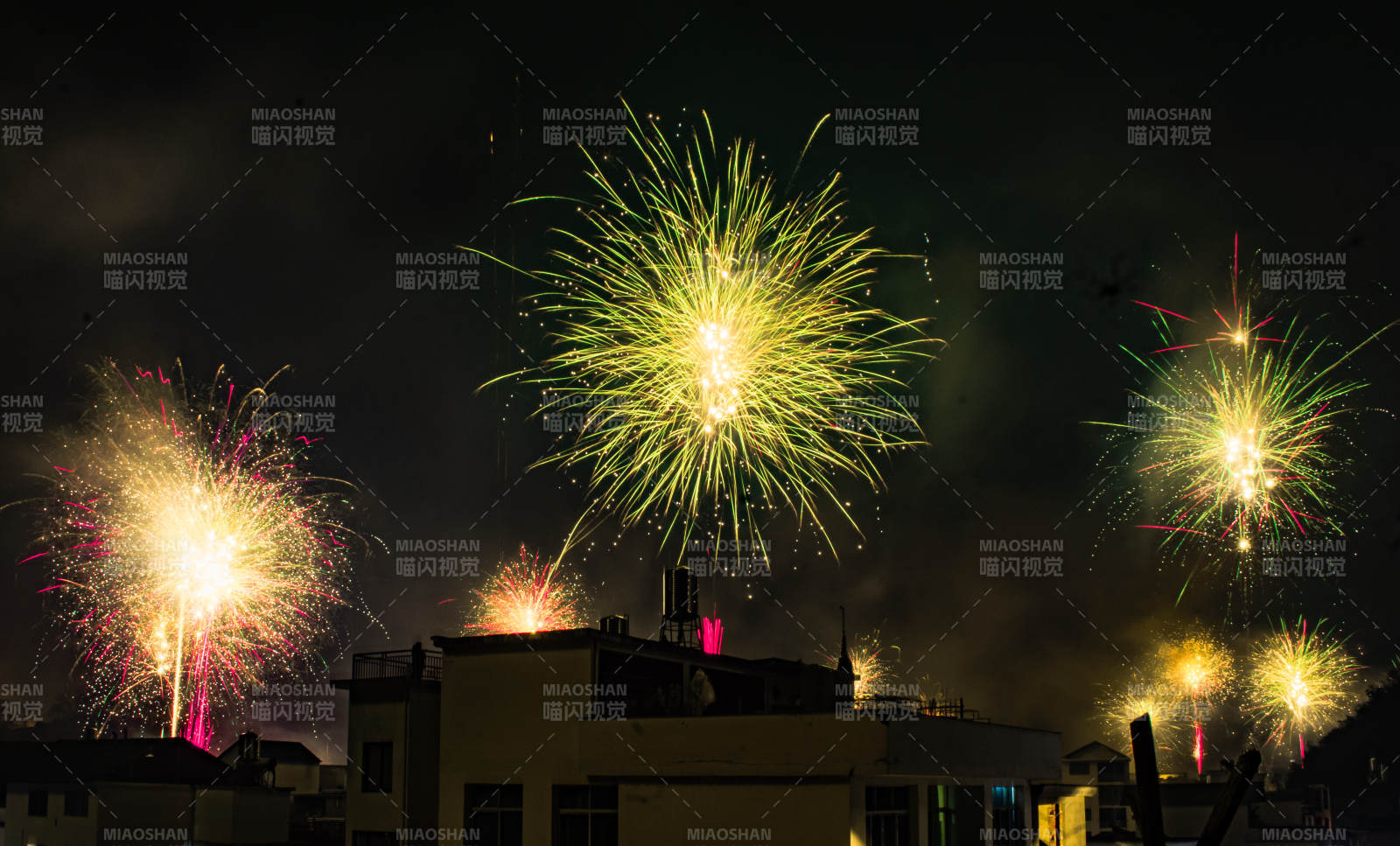 城市上空的煙花盛宴