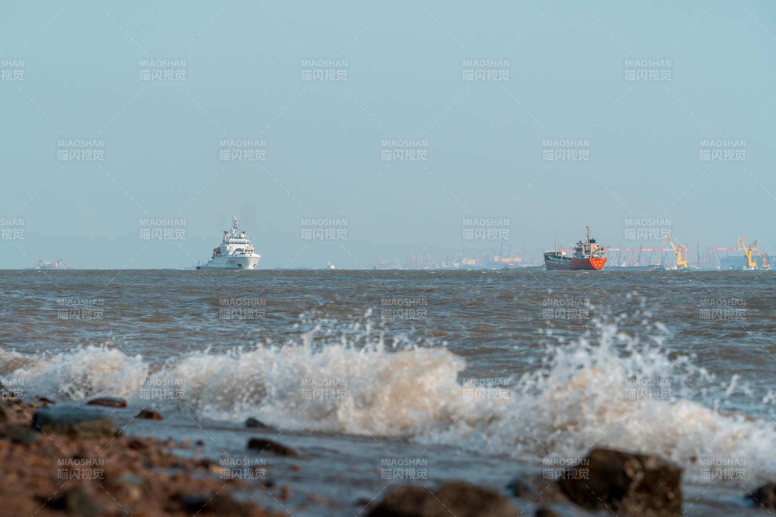 海浪與遠航的船只