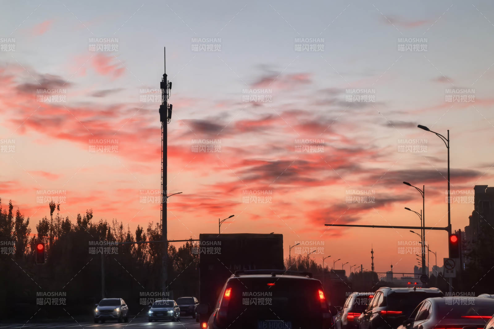 夕陽下的城市交通