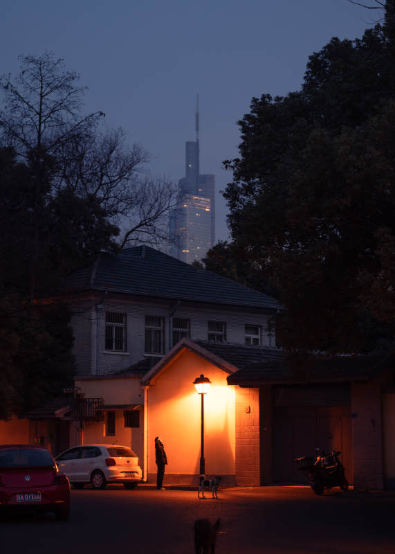夜幕下的老街灯