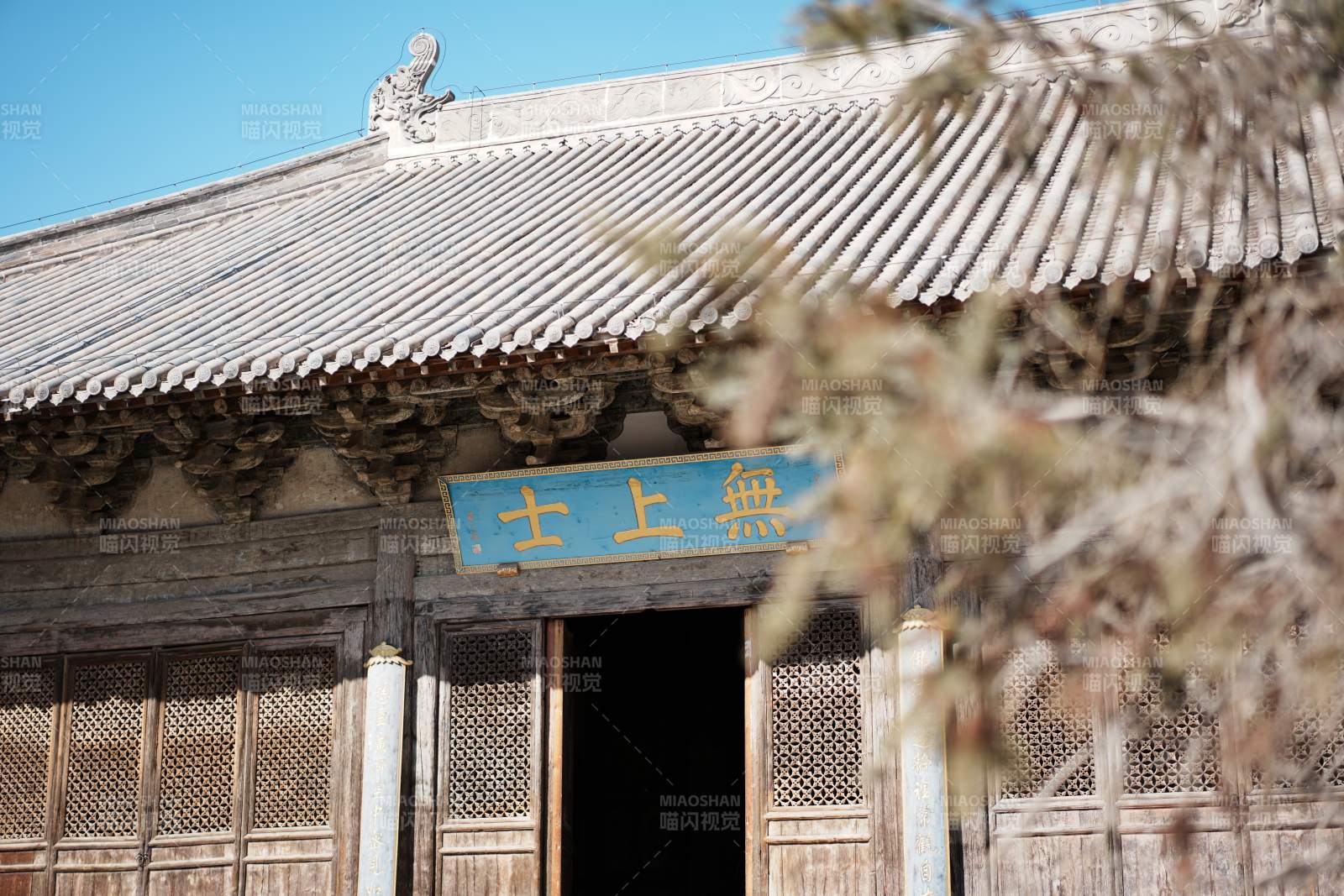 古建筑的屋檐與牌匾