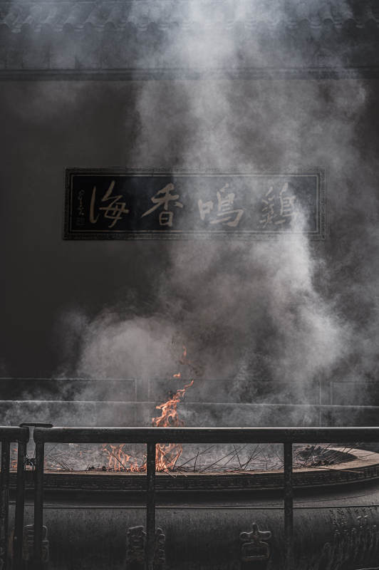 香火繚繞的古寺