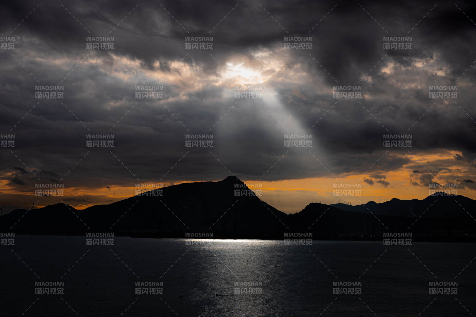 湖光山色 夕陽破云