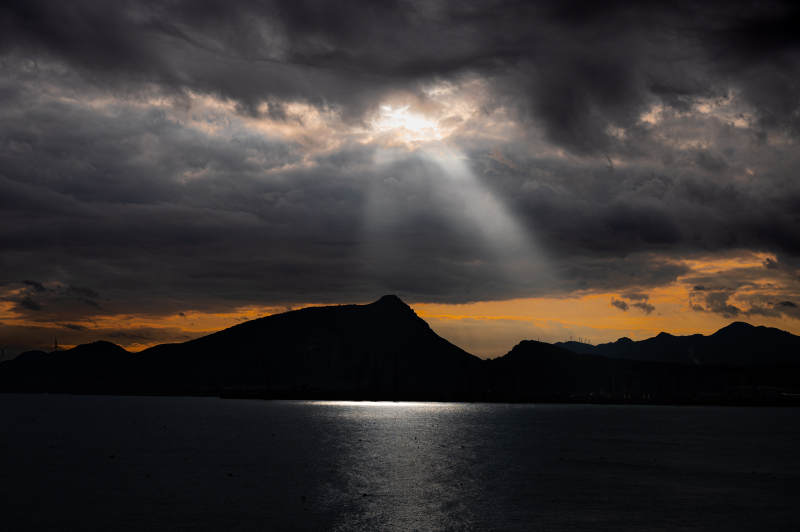 湖光山色 夕陽破云