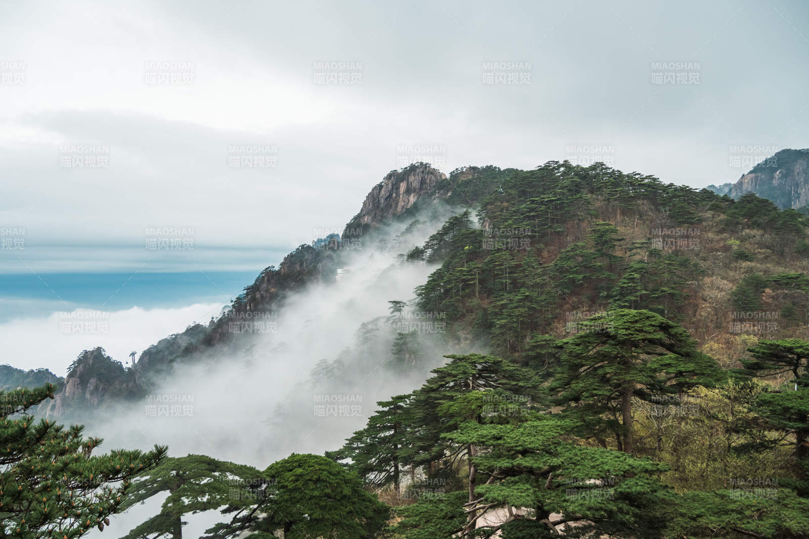云霧繚繞的山峰