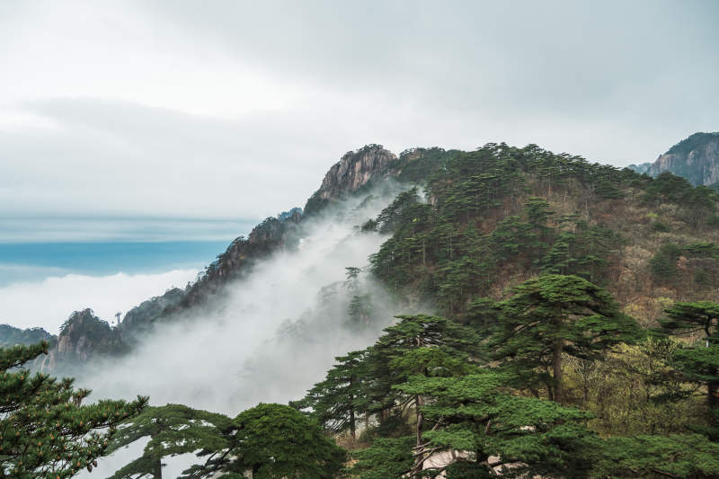 云霧繚繞的山峰