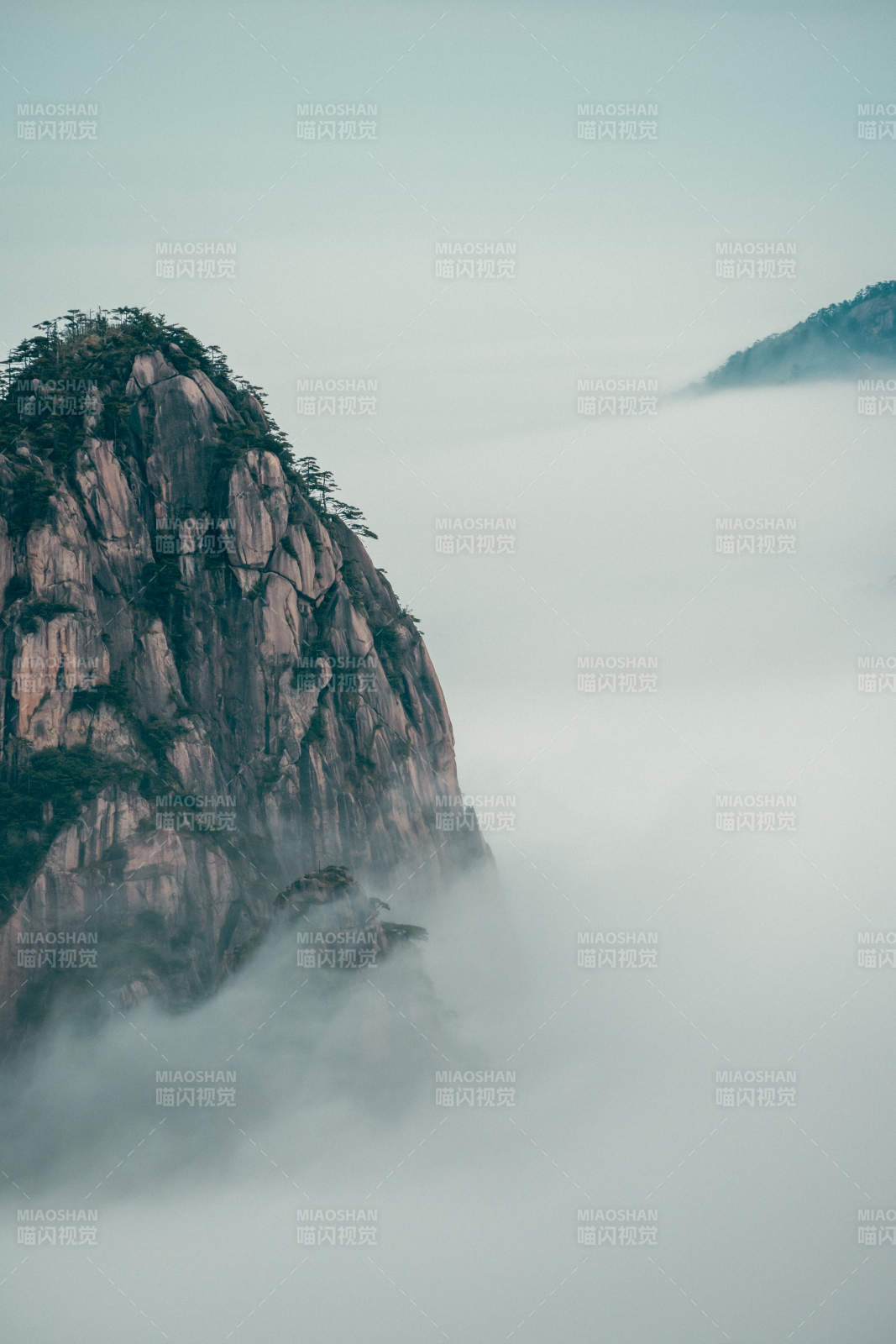 云霧繚繞的山峰