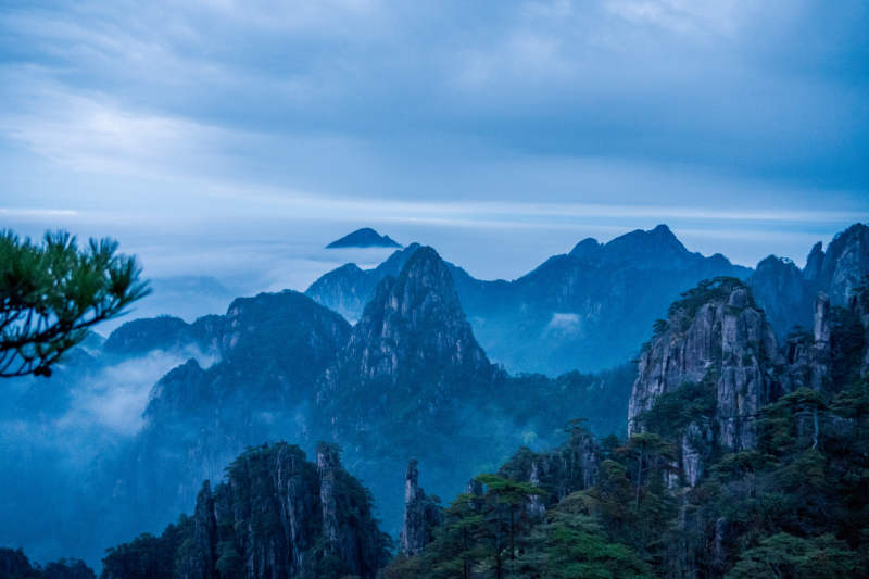 云海之上的黃山奇景