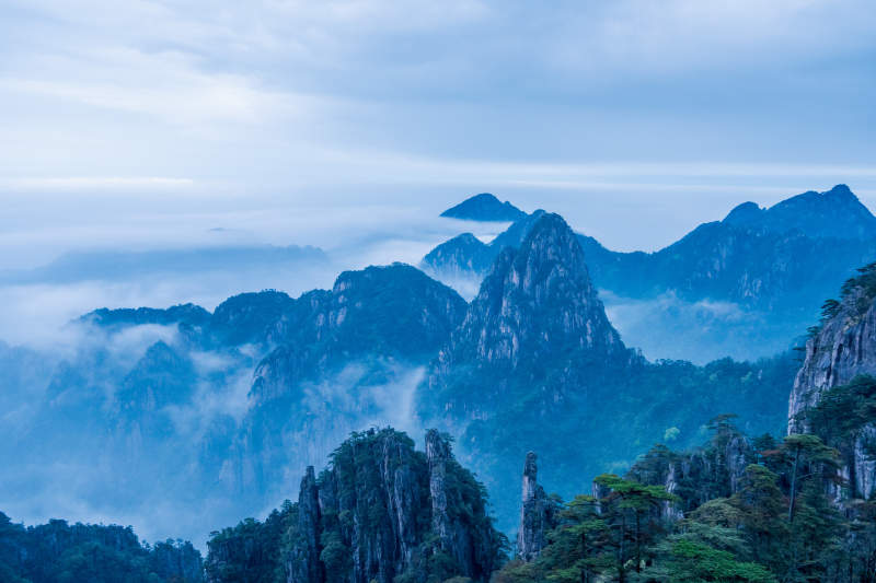 云雾缭绕的山峰