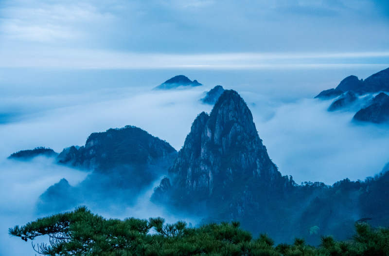 云海之上的山峰