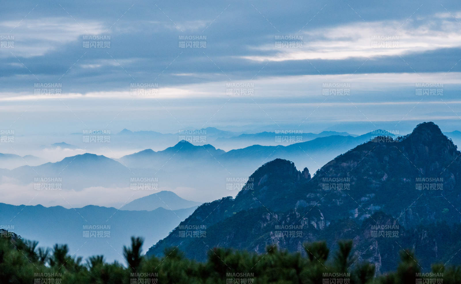 云霧繚繞的山峰