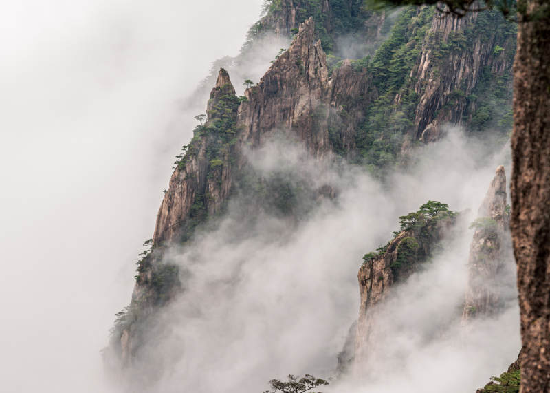 云霧繚繞的山峰