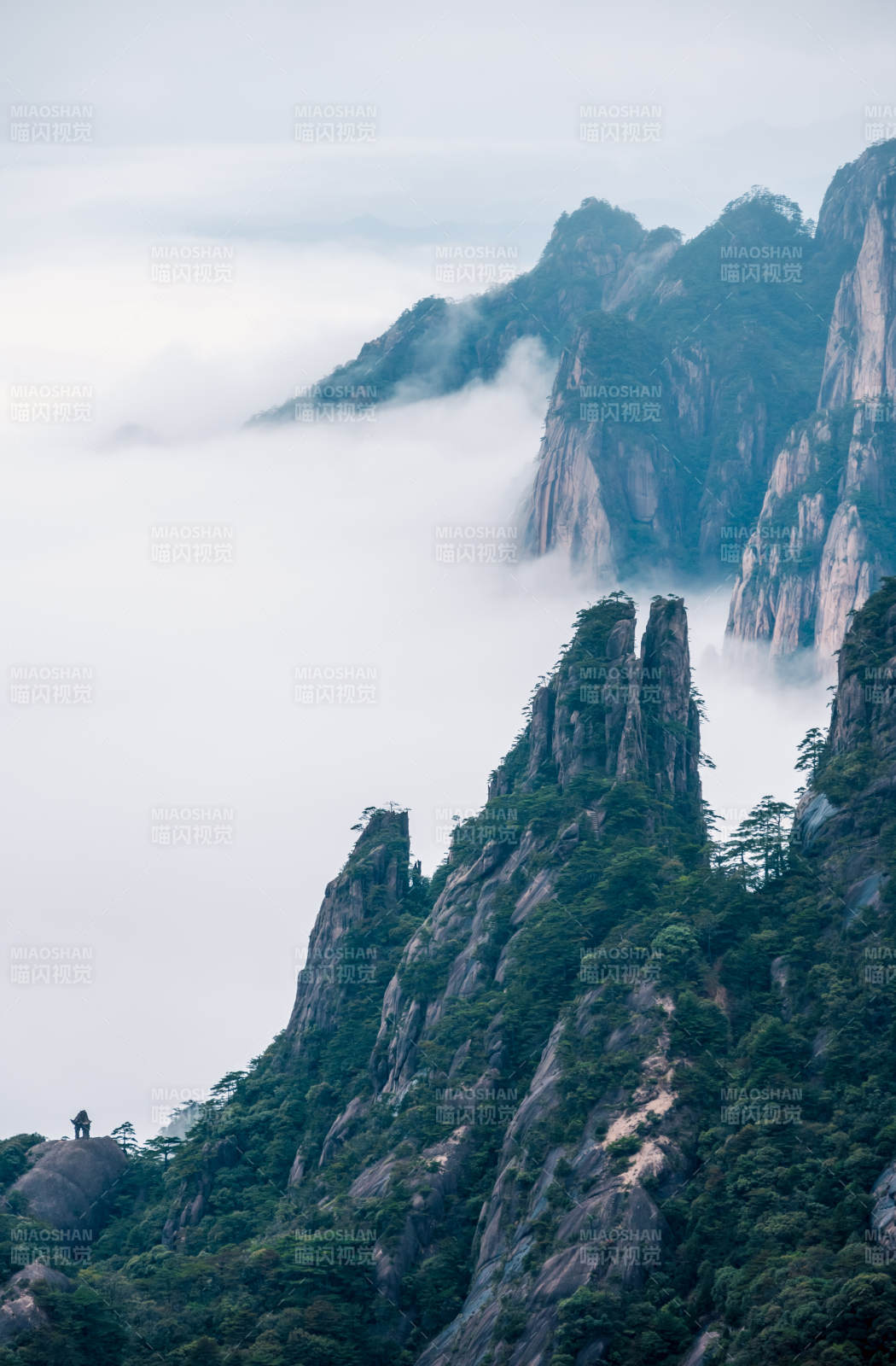 云海之上的山峰(黃山)